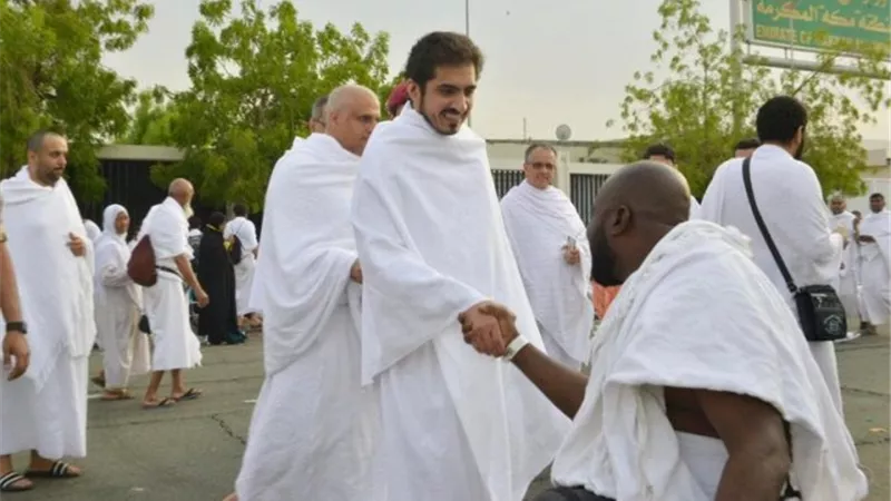 نائب أمير مكة يتجول بين جموع الحجيج بعرفات