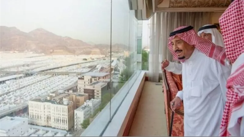 الملك سلمان يصل منى للاطمئنان على راحة حجاج بيت الله الحرام