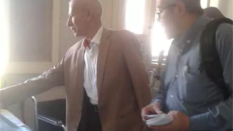 رئيس مركز أبوتيج بأسيوط يزور مرضي الغسيل الكلوي ويهنئهم بعيد الأضحى