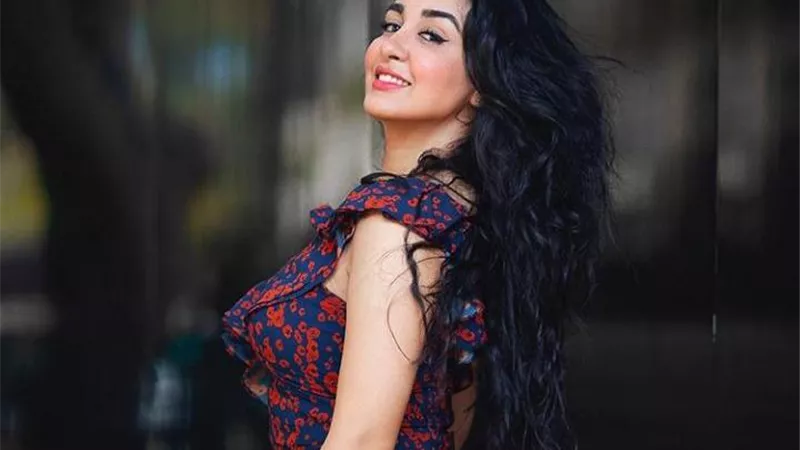إطلالة رقيقة للفنانة جيهان خليل خلال جلسة تصوير جديدة