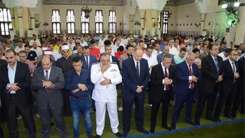 محافظ وقيادات الإسماعيلية يؤدون صلاة عيد الأضحى المبارك ..صور