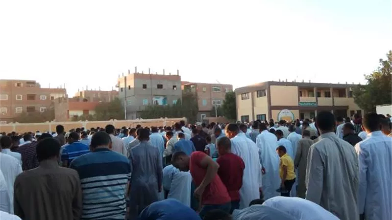 آلاف المصلين يؤدون صلاة العيد بساحات ومساجد الوادى الجديد. صور