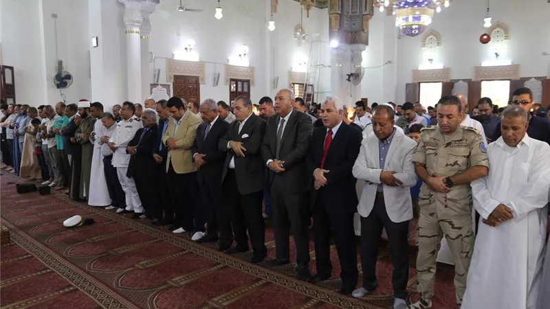 صقر والقيادات وأهالي السويس يؤدون صلاة عيد الأضحي بمسجد بدر