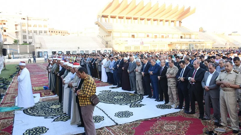 محافظ الشرقية يؤدى صلاة عيد الاضحى وسط آلاف من المواطنين