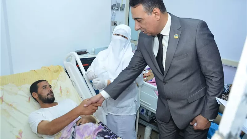 السكرتير العام يهنئ مرضي مستشفي مطروح العام بعيد الأضحى المبارك