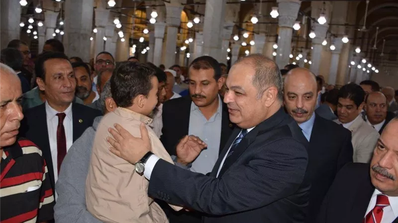 محافظ الغربية٠٠يلتقى بالمواطنين لتهنئتهم بعيد الاضحي عقب اداء الصلاة بالمسجد الاحمدى