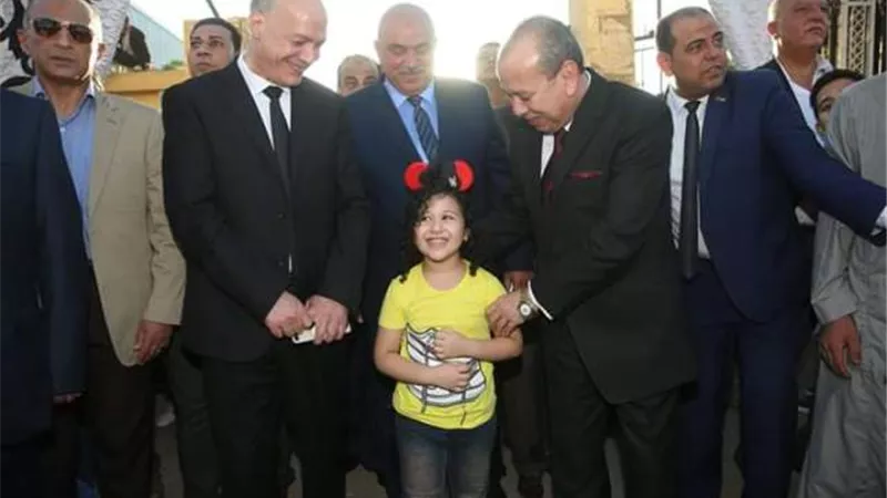 محافظ كفرالشيخ يمزح مع الأطفال ويلتقط معهم الصور التذكارية ويشاركهم فرحتهم بالعيد