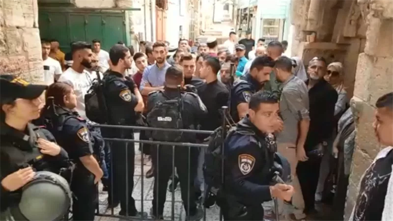 إصابة 4 من الشرطة الاسرائيلية خلال مواجهات مع المصلين بالأقصى