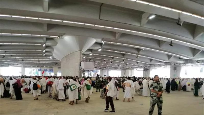 قرابة المليوني حاج يتحللون من احرامهم بعد رمي جمرة العقبة الكبرى.. وانسيابية في حركة الحجيج