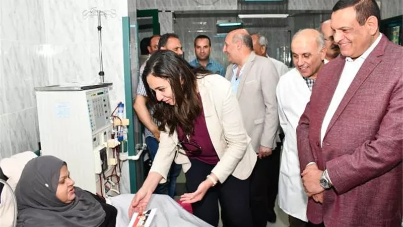 محافظ البحيرة يزور مرضى المعهد الطبى بدمنهور ويقدم لهم هدايا العيد