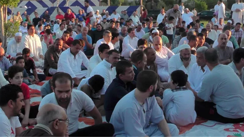 هدايا ولعب أطفال للمصلين عقب صلاة العيد في العبور