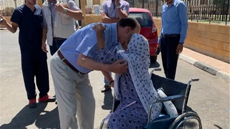 مميش يعايد نزلاء مستشفى هيئة قناة السويس ومسنة تقبله ..صور