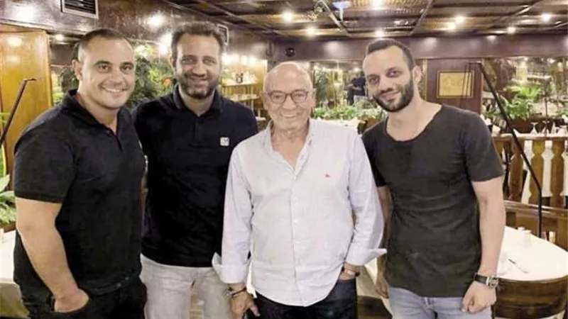 مرتضى منصور ينشر صورة مدرب الزمالك الجديد بصحبة نجليه