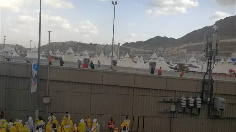 ملايين حاج يقفون بعرفة بسلام.. ويرمون جمرات العقبة الكبري