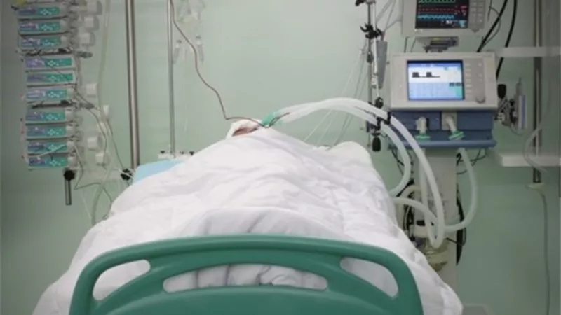 بعد الجلطة والنزيف.. نجل ممثل شهير يتدخل بصورة والده