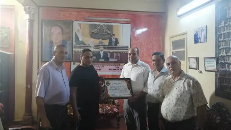 الكنيسة الإنجيلية تكرم نائب أسيوط تقديرا لخدماته ..صور