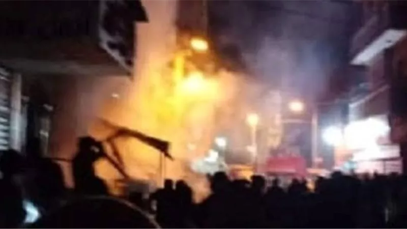 إخماد حريق بفروشات شارع مصر التجاري في الإسماعيلية ..صور