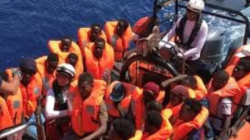 سفينة تنقذ 356 مهاجرا في المتوسط وتبحث عن مرفأ آمن لإنزالهم