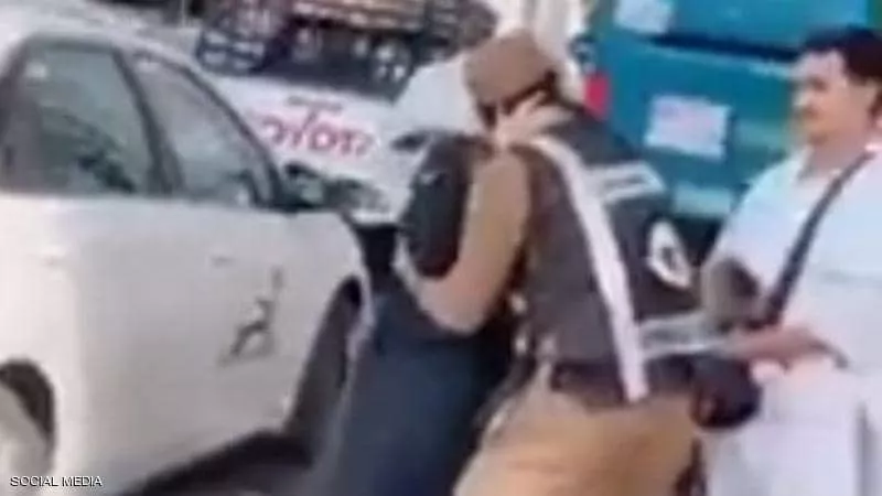 رجل أمن يشعل مواقع التواصل بتحية خاصة لوالدته