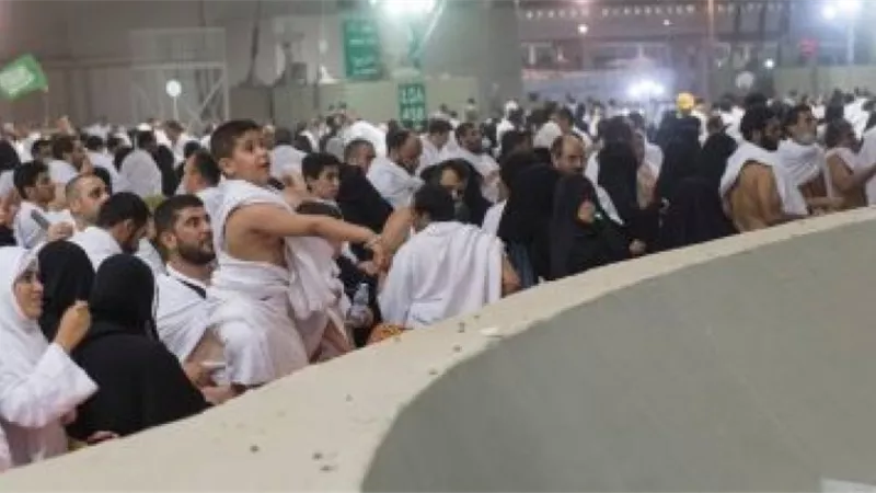 حجاج بيت الله الحرام يواصلون رمى الجمرات فى ثانى أيام التشريق