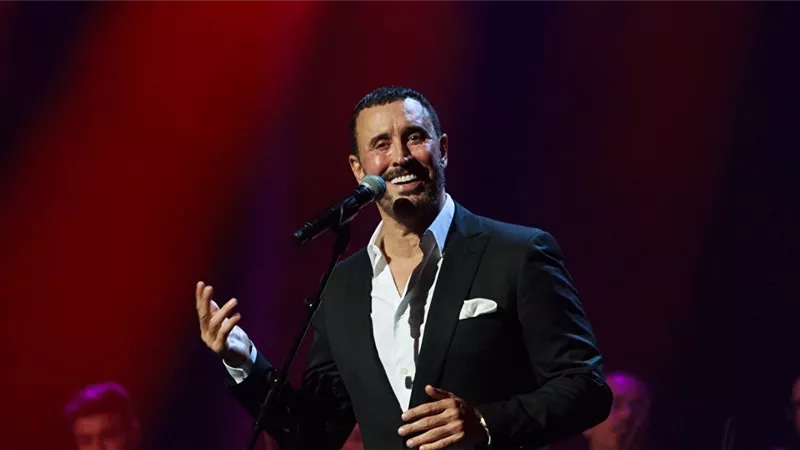 بالفيديو...إحدى معجبات كاظم الساهر تقتحم حفله