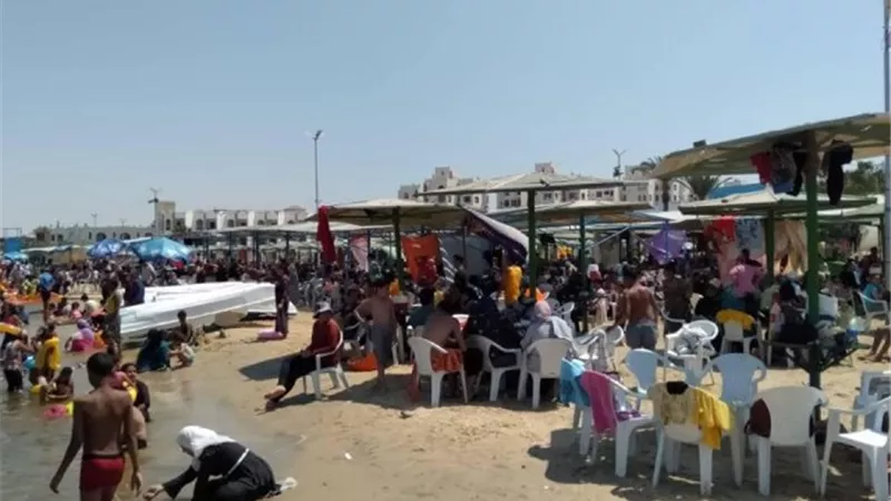شواطئ الإسماعيلية كاملة العدد في ثالث أيام العيد ..صور