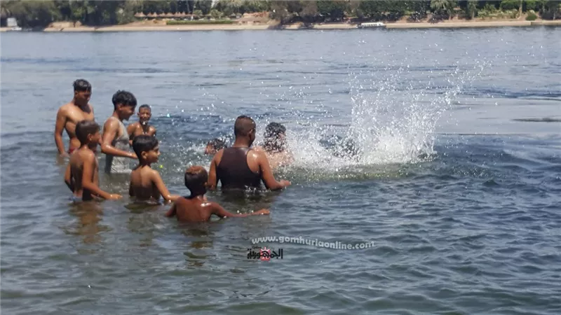 مياه النيل الباردة ملاذ الصبية والشباب فى العيد