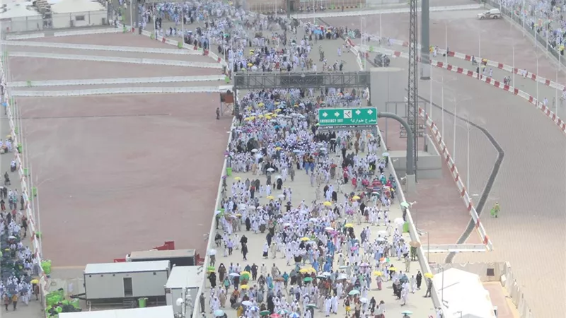 ضيوف خادم الحرمين الشريفين يغادرون منى بعد رمي الجمرات