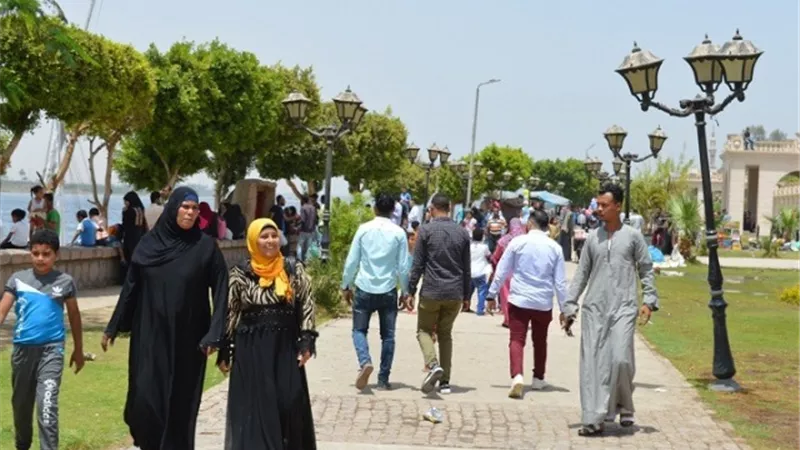 إقبال كبير على الكورنيش والأندية والحدائق بالأقصر