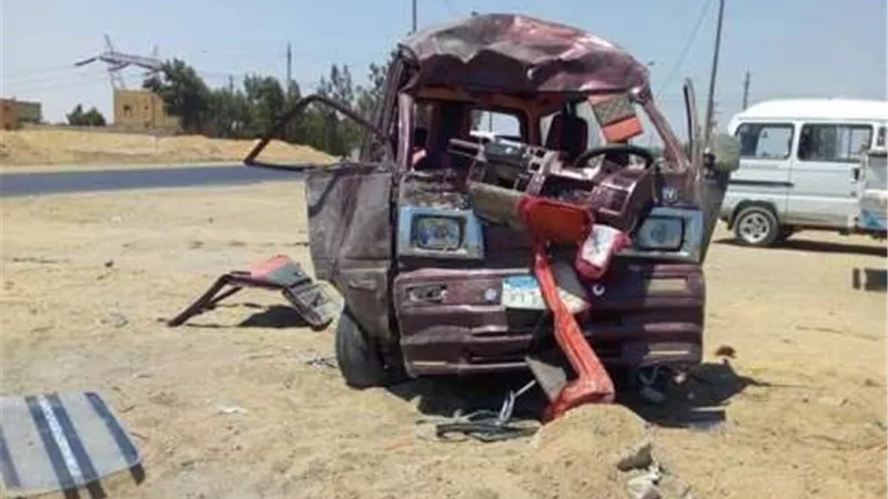 بالأسماء ..إصابة 4 أشخاص من أسرة واحدة في انقلاب سيارة بالسادات..صور