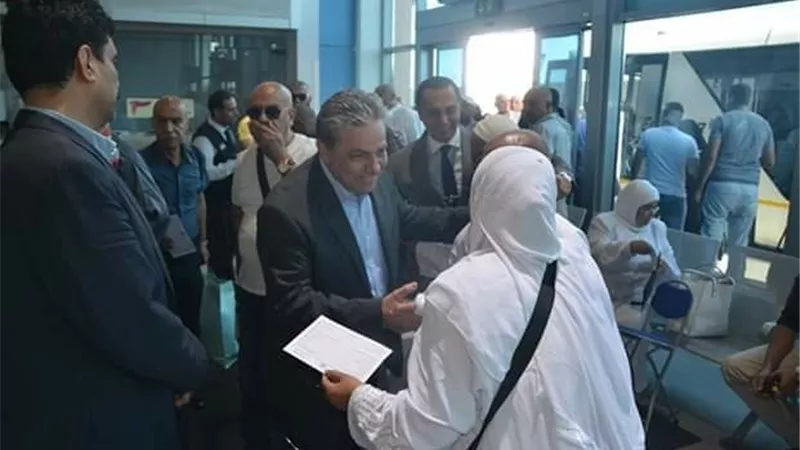 رئيس ميناء القاهرة الجوى يستقبل اولي أفواج الحجاج بعد أداء فريضة الحج