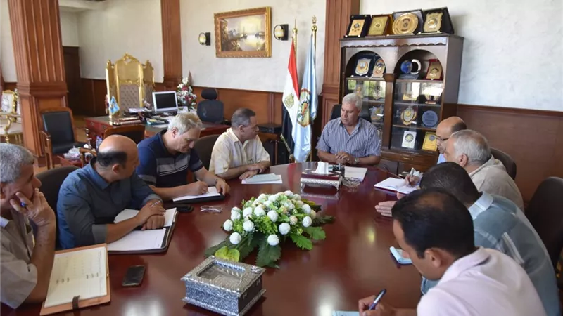 الغرابلى يراجع مخطط أعمال الصرف الصحى وتوفير مياه الشرب بمطروح