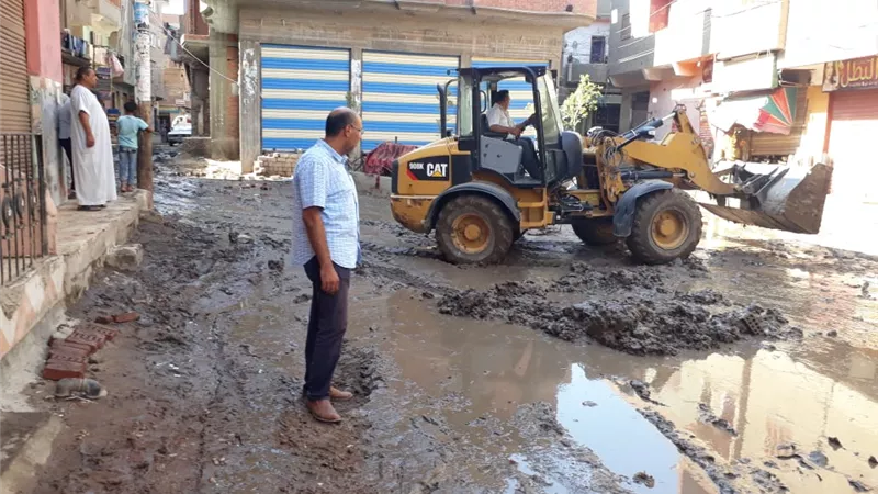 انفجار مفاجئ بخط طرد المياه الجوفية بشنشور المنوفية.. صــــور