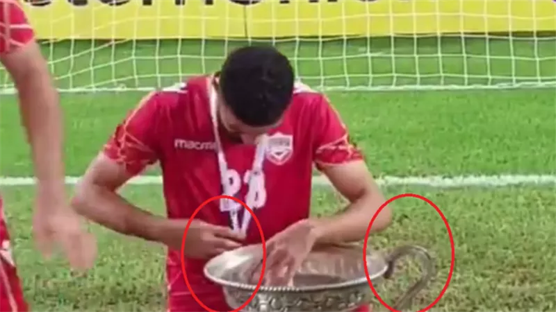 لاعبو المنتخب البحريني يكسرون كأس اتحاد غرب آسيا أثناء احتفالهم باللقب