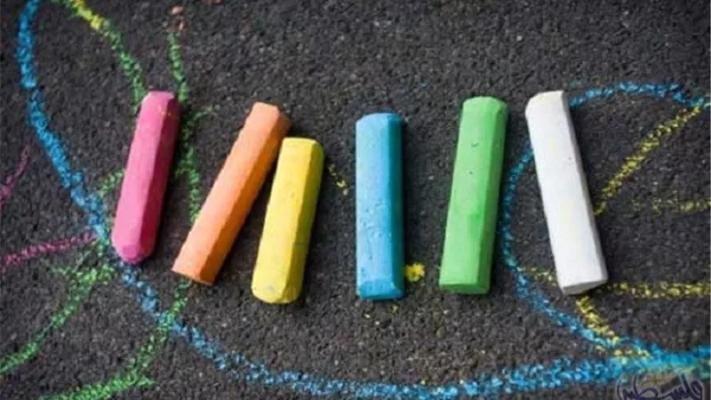 بالفيديو.. فتاة تفضل أكل الطباشير عن الأسمنت .. معدتها لا تهضمه