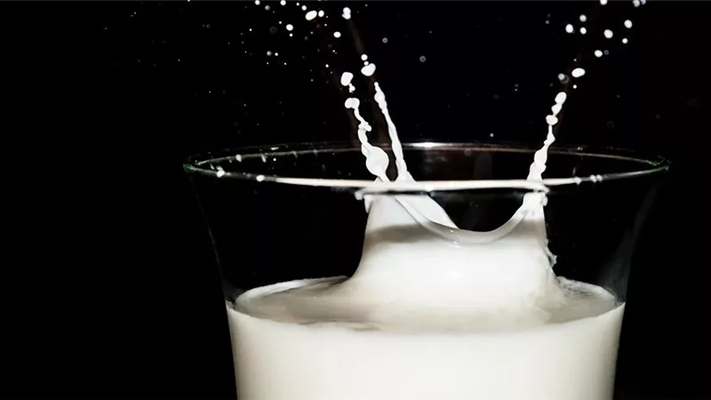شاهد كيفية صناعة مجوهرات من حليب الأم