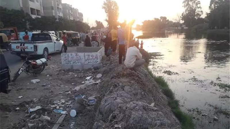 جهود مكثفة لإنتشال جثة شاب ألقى بنفسه في ترعة الإسماعيلية ..صور