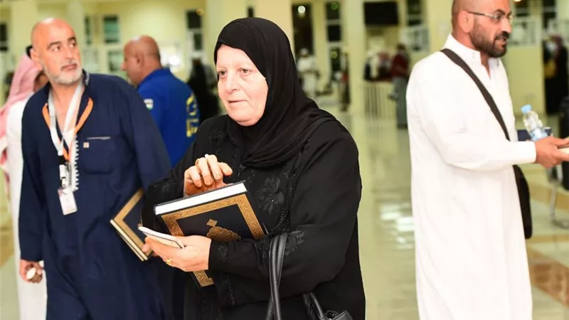 بالصور.. نسخة من المصحف الشريف هدية للحجاج العائدين لأوطانهم