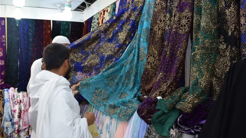 الحجاج يتهافتون على شراء الهدايا.. وهذه الأكثر طلباً(صور)