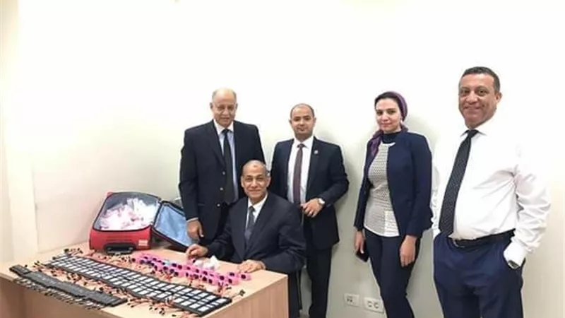 جمارك المطار تحبط محاولة تهريب ١٨٨ جهاز تتبع
