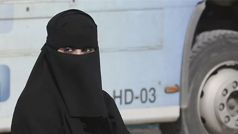 شاهد شابان يعتدون على امرأة والسلطات السعودية تتحرك فورا