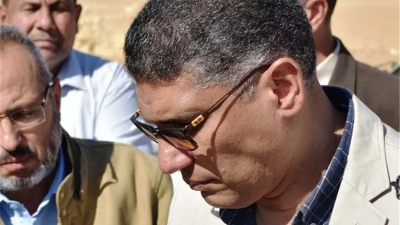 النجار: تسكين متضررى حريق القاهرة الجديدة.. ولجنتان لفحص المبنى.. بالصور
