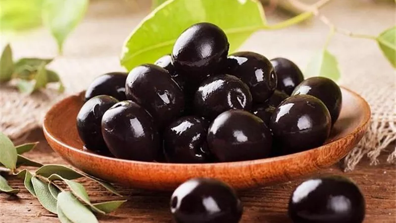 ماذا يحدث لجسمك عند تناول 5 حبات من الزيتون المخلل؟