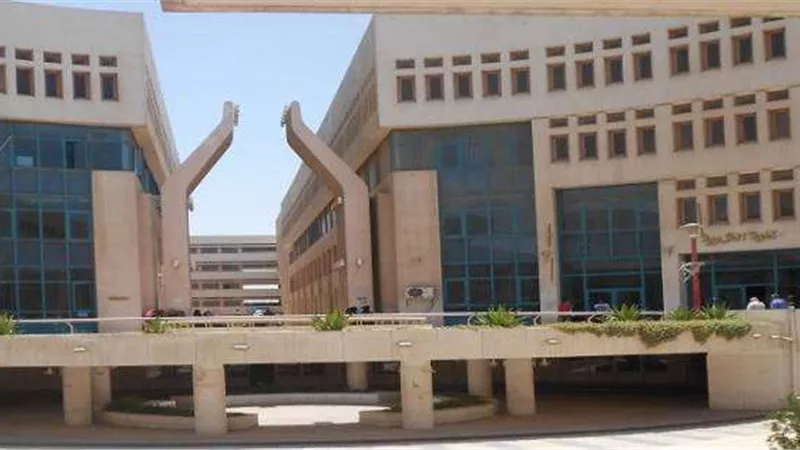 طلاب هندسة حلوان يبتكرون مظلة ذاتية لوقاية السيارات من الشمس