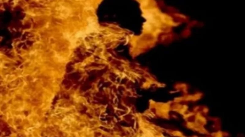 اشعل النيران في جسد والده بسبب الخلافات الاسرية و النيابة تأمر بحبسه
