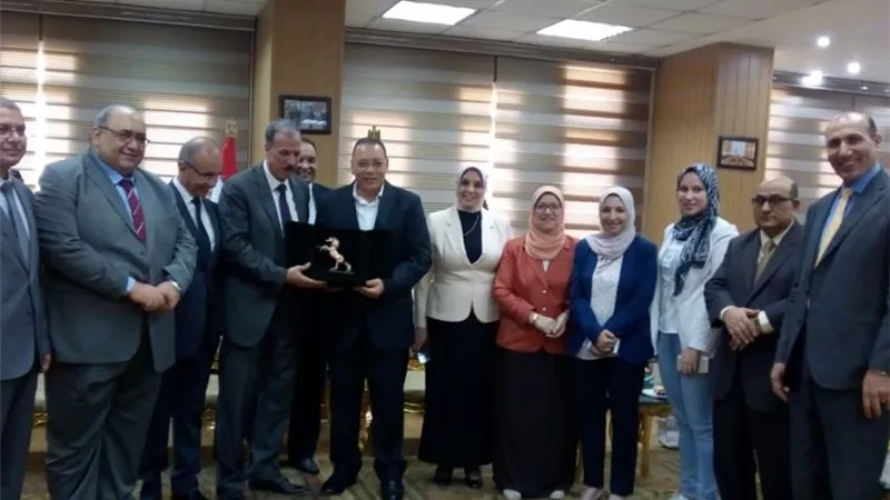 محافظ الشرقية يكرم نائب رئيس جامعة الزقازيق لشئون التعليم والطلاب السابق