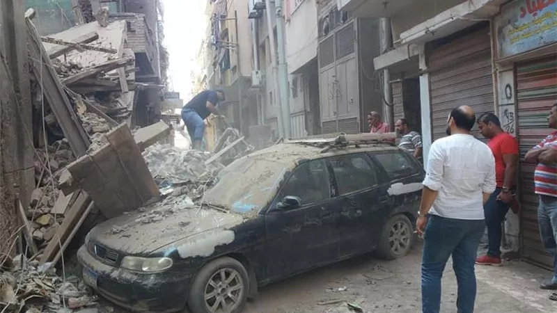 انهيار جزئي فى عقارين بالمحلة الكبرى خالين من السكان