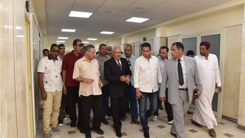 محافظ مطروح يتفقد اعمال تطوير العيادات الخارجية بمستشفى الحمام ..صور