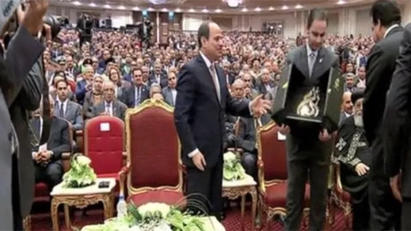 شاهد .. وزير التعليم العالي و البحث العلمي يهدي درع عيد العلم للرئيس