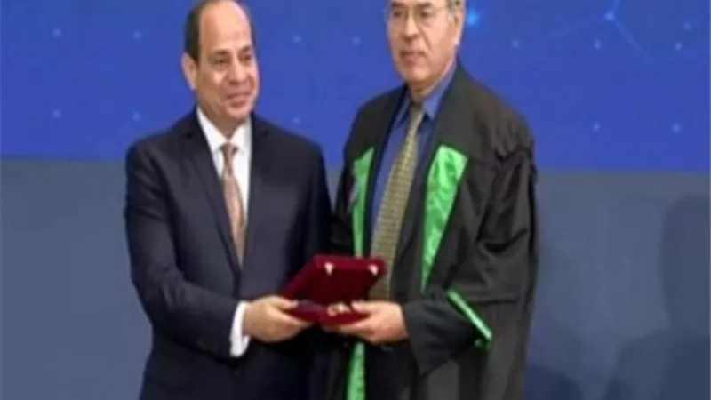 في عيد العلم .. السيسي يكرم عدداً من العلماء والفائزين بجوائز العلوم...صور